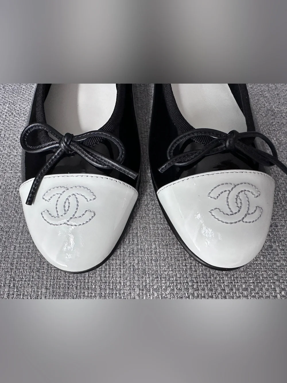 NEW 2026 CHANEL BLACK PATENT LEATHER WHITE CC LOGO CAPTOE BALLET FLATS size 38C